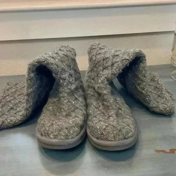 UGGS Women’s Woven Boots - Picture 6 of 7